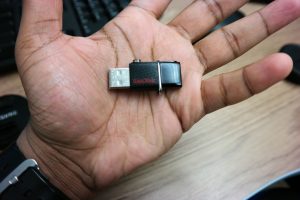 SanDisk-Ultra-Dual-Drive-USB palm