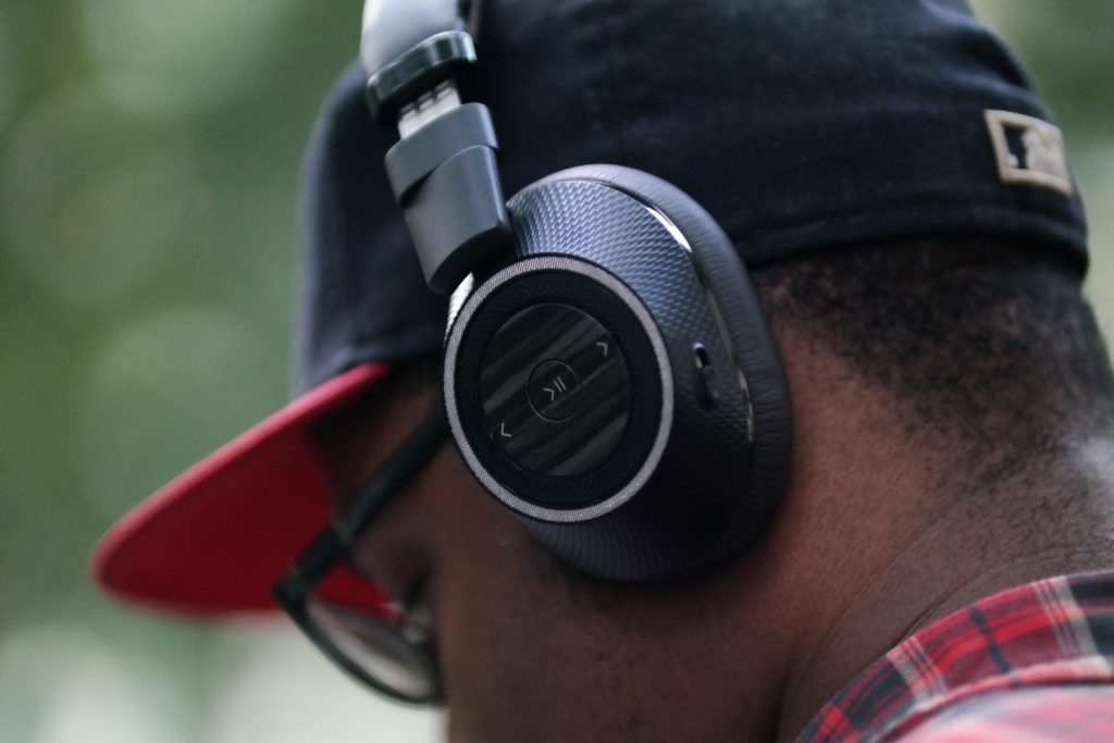 plantronics-backbeat-pro-2-on-ear-behind