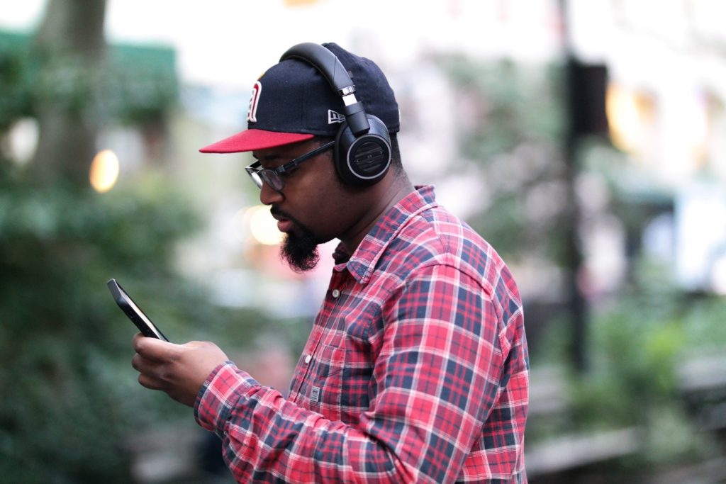 plantronics-backbeat-pro-2-on-head